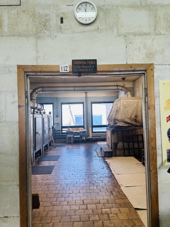 Помещение, где заготовки из папье-маше варят в льняном масле, а затем сушат в печи.