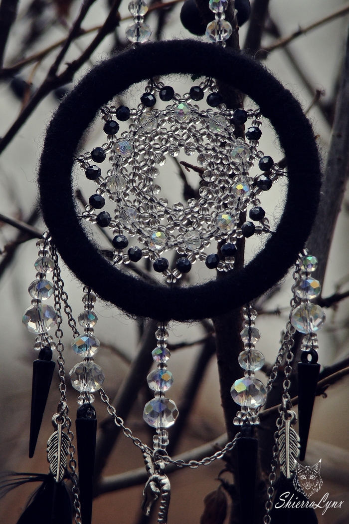 Ночью - ловец снов. Днем - ловец света, который играет в гранях бусин.