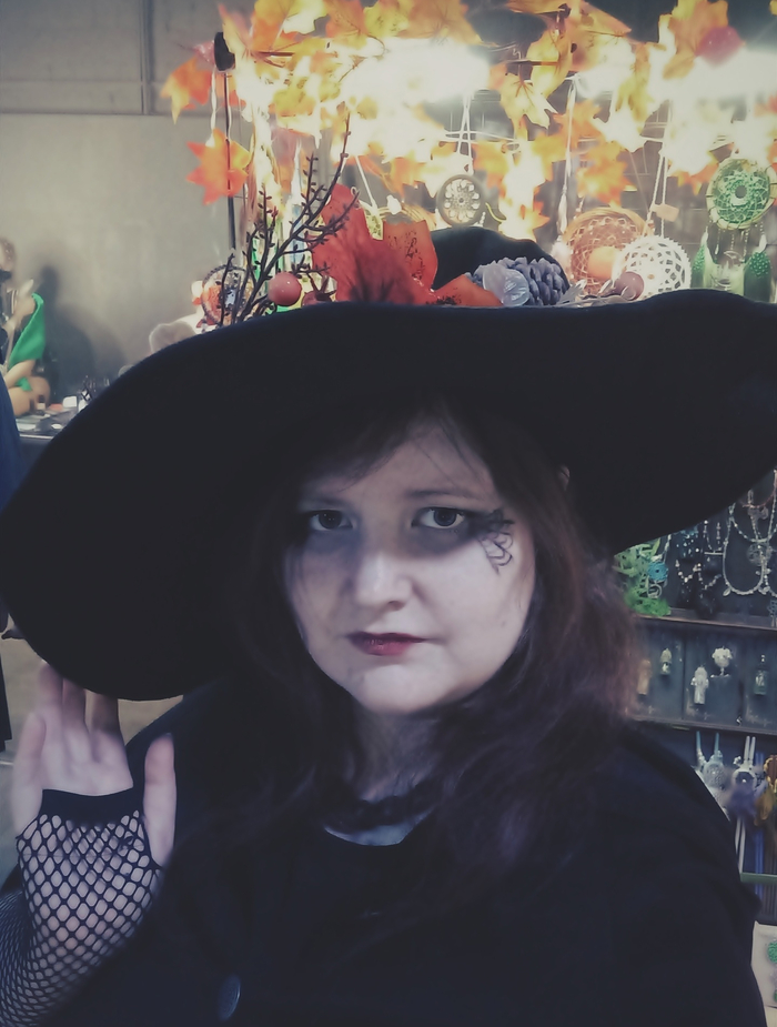 На осенние маркеты выгуливаю образ ведьмочки