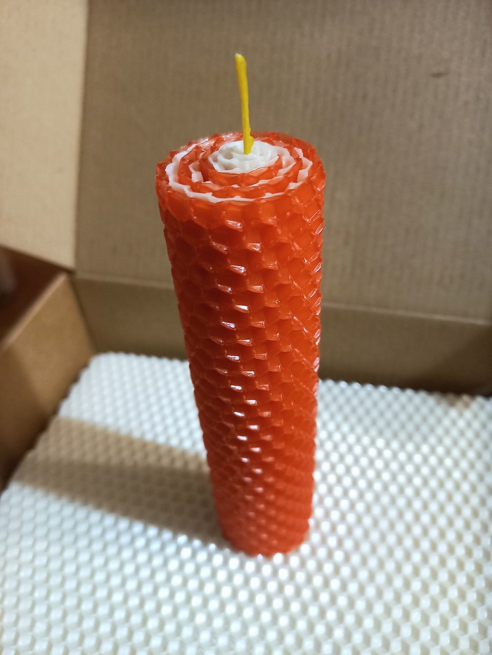 Я пока не научилась делать фигурные свечи (прямоугольные, квадратные, сердечком, ещё видела в виде пасхального яйца), но мне хватает того, что есть. Несколько свечей уже купили. Если получится продавать, то хорошо, если нет, то у меня будет склад свечей))