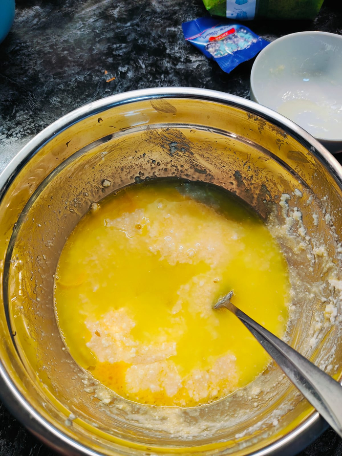 Растапливаю сливочное масло в микроволновке и вливаю в миску