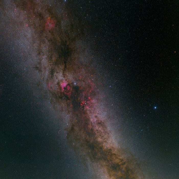 Широкоугольный вид летнего Млечного Пути в центре созвездие Лебедя.