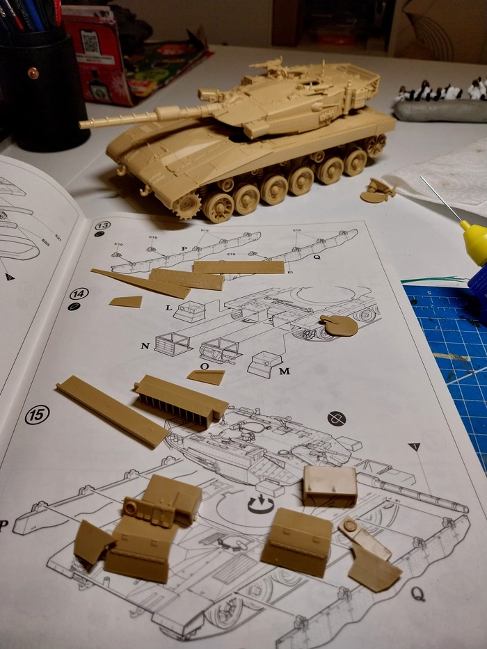 Далее антислип от АК.Мелкий кварцевый песок насыпаю на ПВА.