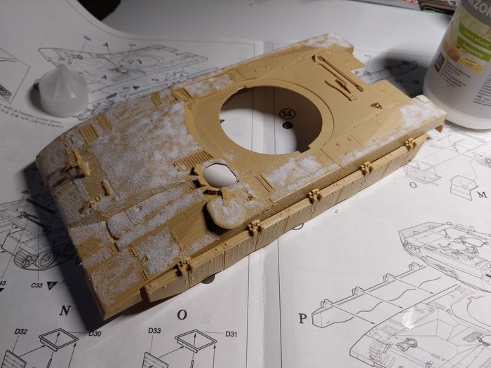 Излишки снимаю кистью ,широкой и большой.