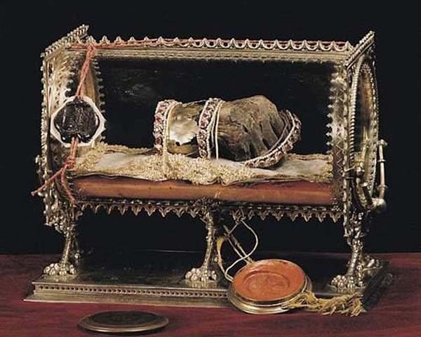 Останки Аттилы находятся в приделе Базилики святого Иштвана. Речь идёт о мумифицированной правой кисти короля Иштвана - Священной деснице (Szent jobb).