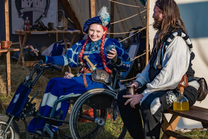 У девочки в руках стеклянный стакан