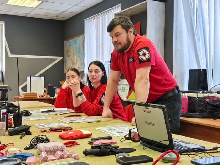 Учения МПСО «Дельта». Сами ребята ходят по лесу в красных флисках и берцах.