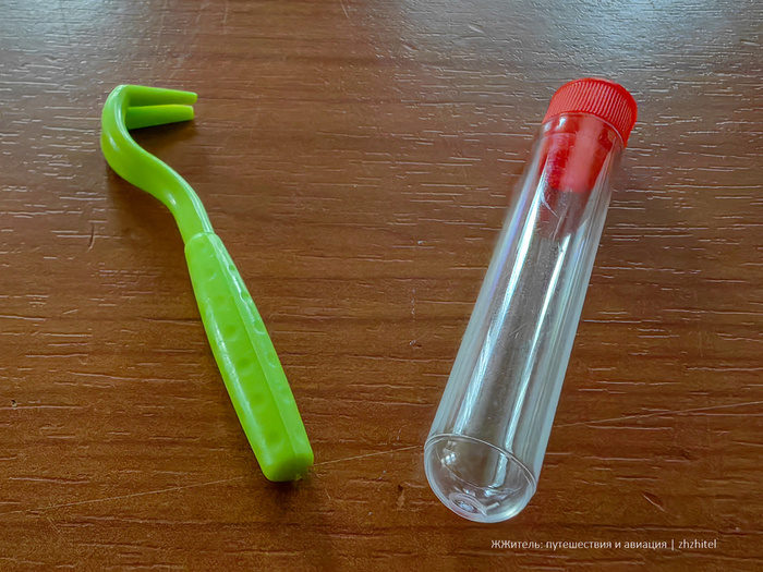 Выкручиватель клещей и пробирка, это нужно всегда брать с собой в лес и в поля