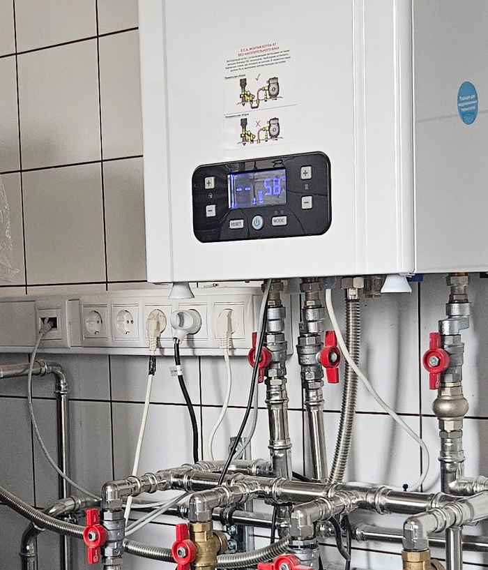 На фото видно подключение котла к розетке RJ-45