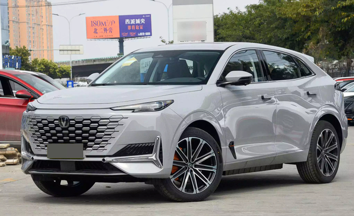 Вот такой кроссовер Changan UNI-K - одна из самых популярных моделей в РФ прямо сейчас. А ещё в линейке есть похожий седан UNI-V и компактный кроссовер UNI-T - их тоже много, но чуть меньше.