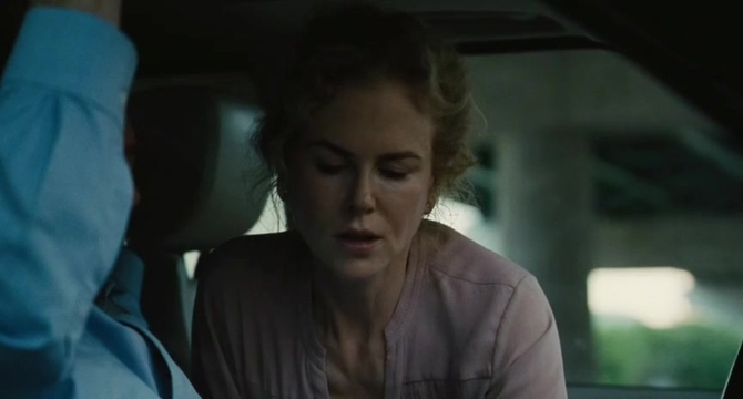 да, она тут дрочит