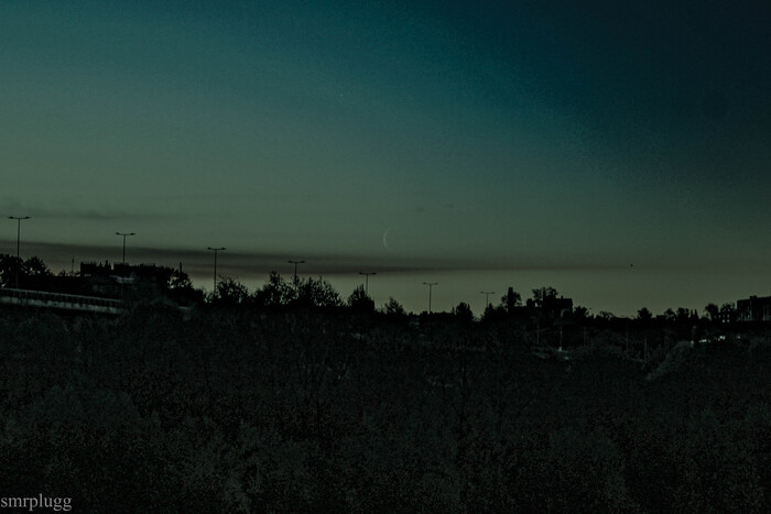 Луна вместе с Венерой (Венера - точка в верхней части фотографии)