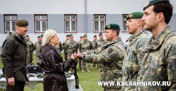 Вручение военным новых автоматов Stg 77 A1 MOD Nightfighter министром обороны Австрии Клаудией Таннер в апреле 2025 г.