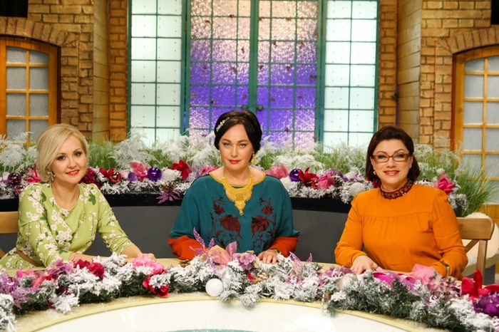 Кейра Мец, Трисс Меригольд, а в центре Йеннифэр из Венгеберга