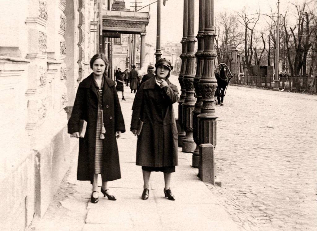 Passers-by on Chistoprudny Boulevard in 1920. Photo: Semyon Ilyin, October 10, 1920, Moscow, Chistoprudny Blvd., Bldg. 3 - The photo, Black and white photo, Film, the USSR, Moscow, Old photo, 1920s