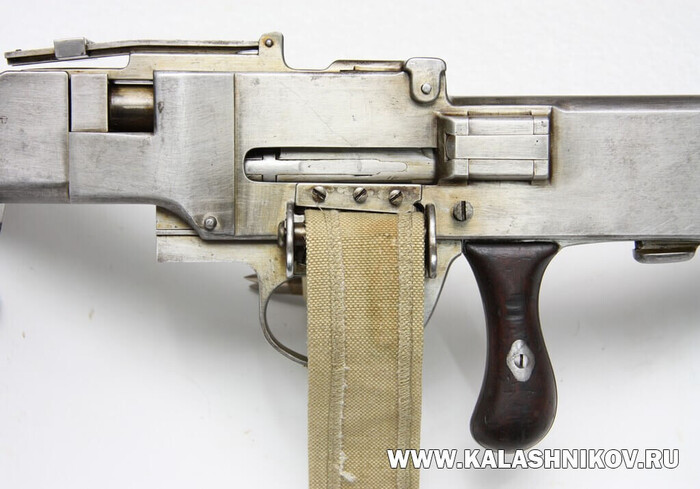 Пулемёт Одколека русской модели 1901 года с патронной лентой в приёмнике. Вид слева. ВИМАИВиВС