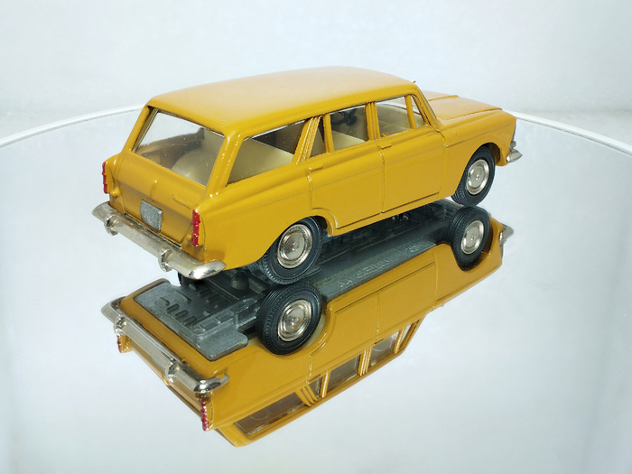 Рис. 8. Саратовская модель автомобиля Москвич-427 (А4) после восстановления