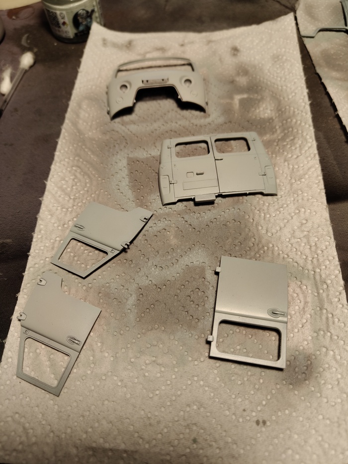 Далее нанес грунт и базовый цвет. Использовал краску от Jim Scale и наносил ее при помощи аэрографа.