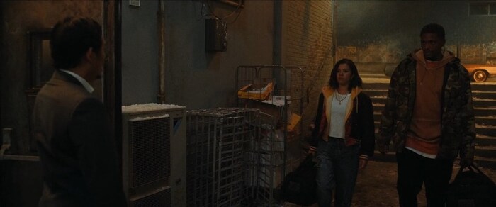 Вот тут в кадре сразу 3 неинтересных персонаже (сыграны неважно)