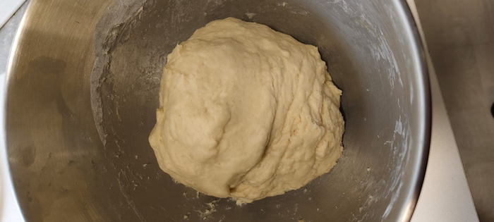 Получился такой вот ком теста. Закрываю пленкой и убираю доходить.