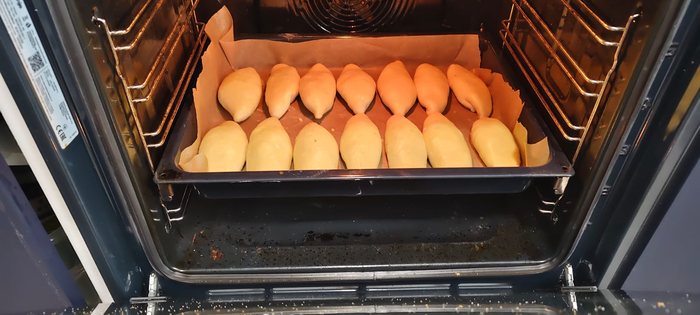 Пирожки смазываю взбитым яйцом. Ставлю в духовку.