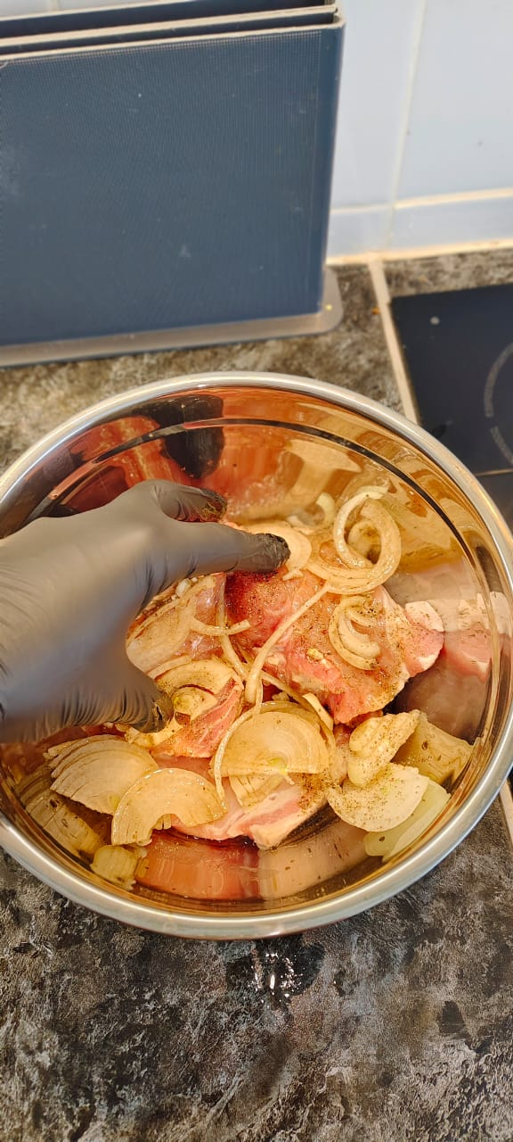 Перемешиваю мясо с маринадом