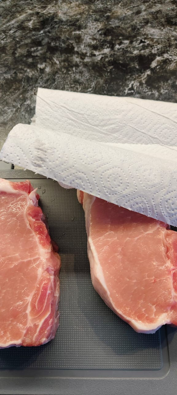 Мясо промываю. и вытираю сухим, бумажным полотенцем