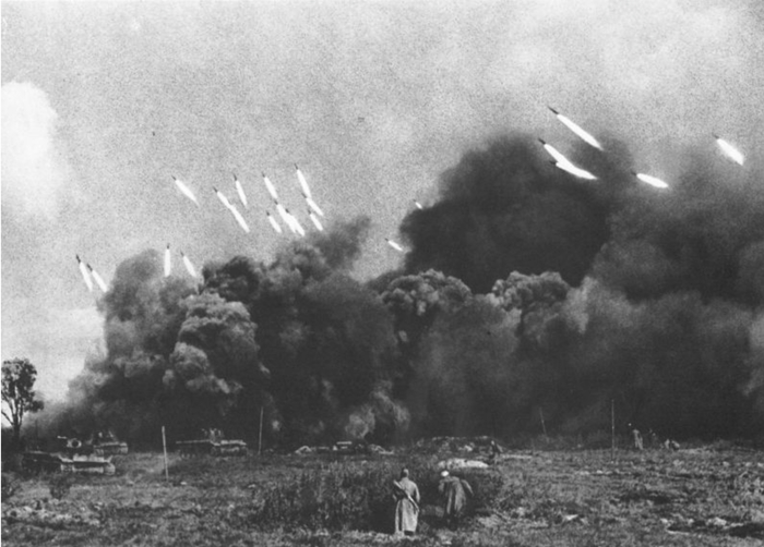 Залп советских реактивных установок «Катюша» на подступах к Выборгу. Левее видны идущие в атаку танки КВ