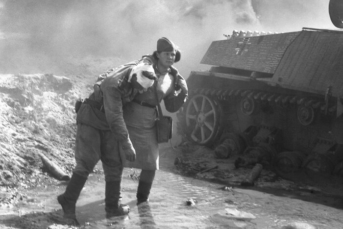 Санинструктор выносит раненого красноармейца с поля боя. Фото - Георгий Коновалов