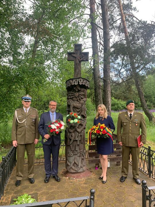        ,  80-   .  ,  , 14  2021 . : <!--noindex--><a href="https://pikabu.ru/story/chervenskaya_reznya_kak_dvukhtyisyachnuyu_kolonnu_uznikov_ubivali_vo_vremya_peshego_marsha_iz_minska__tragediya_kotoruyu_pyitalis_skryit_v_sssr_12663306?u=http%3A%2F%2FGov.pl&t=Gov.pl&h=24c457df94fb5035a3cefad1339d6f74a845e817" title="http://Gov.pl" target="_blank" rel="nofollow noopener">Gov.pl</a><!--/noindex-->, CC BY 3.0 pl, <!--noindex--><a href="https://pikabu.ru/story/chervenskaya_reznya_kak_dvukhtyisyachnuyu_kolonnu_uznikov_ubivali_vo_vremya_peshego_marsha_iz_minska__tragediya_kotoruyu_pyitalis_skryit_v_sssr_12663306?u=http%3A%2F%2Fcommons.wikimedia.org&t=commons.wikimedia.org&h=1ed4ce9302f06835299f0a99e5048d4e7447b25a" title="http://commons.wikimedia.org" target="_blank" rel="nofollow noopener">commons.wikimedia.org</a><!--/noindex-->