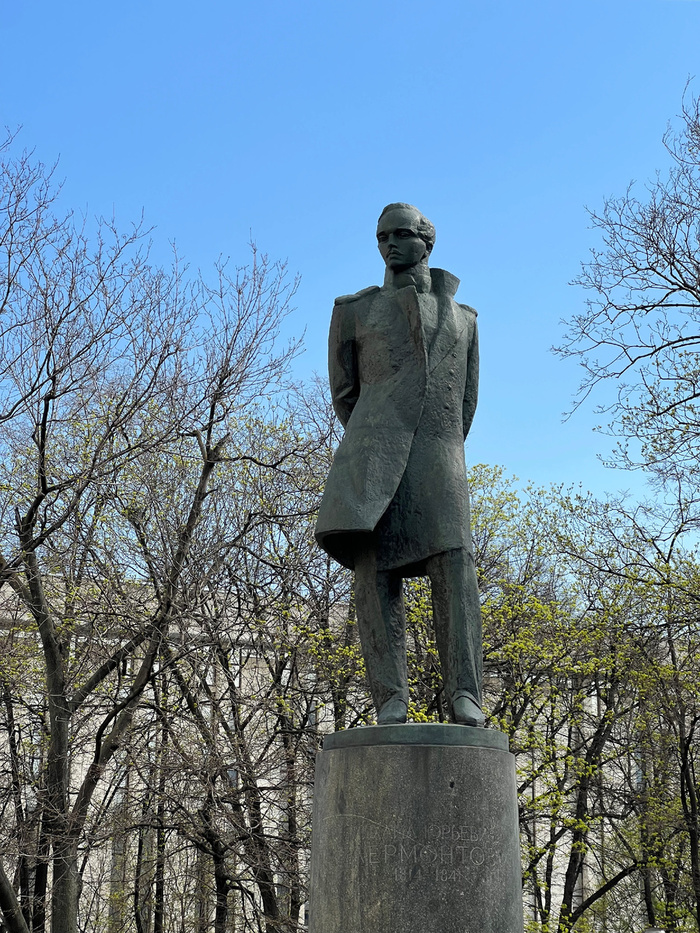 Скульптура Лермонтова поближе и гравировка с годами жизни на постаменте, 2025. Фото моё.