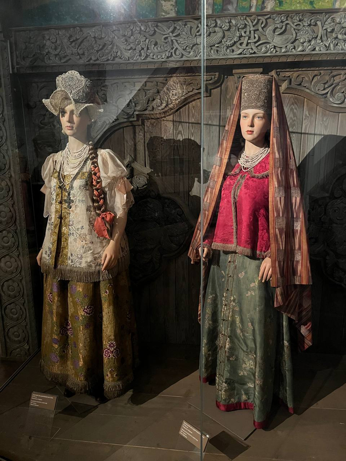 Слева - наряд Олонецкой губернии. Справа (кокошник) - Тверская губерния.