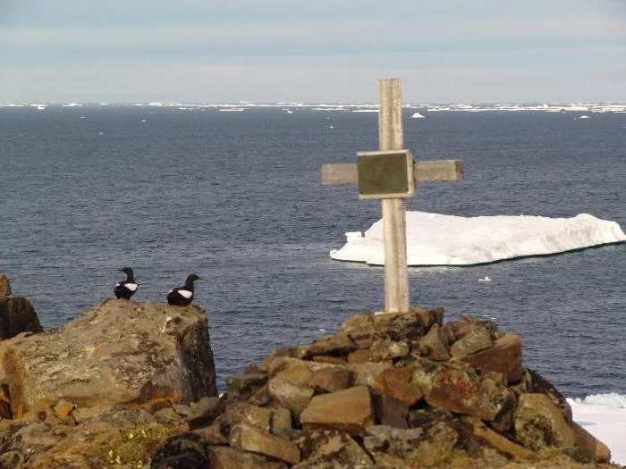 Крест, установленный в 2003 г. на мысе Флигели о. Рудольфа