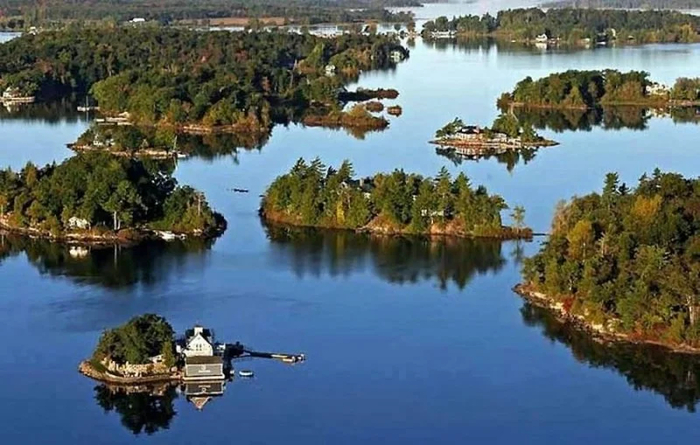 Острова живописно расположились в русле реки