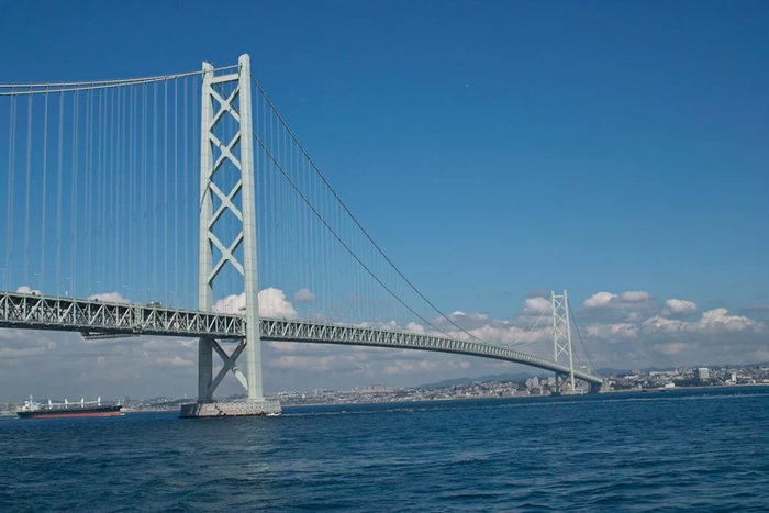 Самый длинный пролет в мире на мосту Акаси-Кайкё в Японии. Длинна пролета 1991 м.