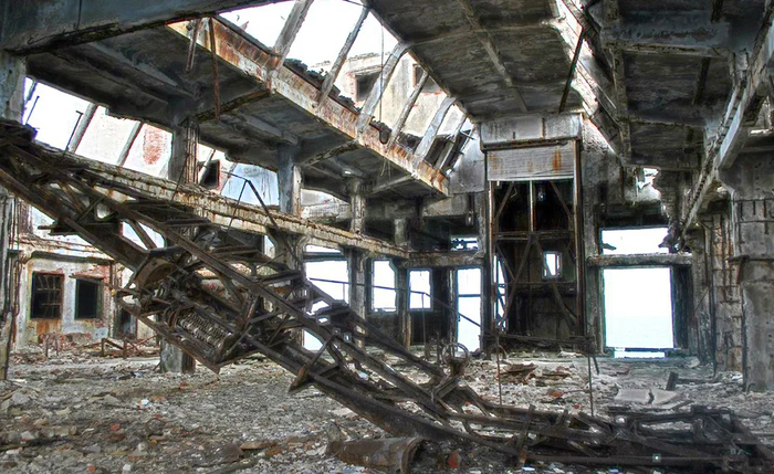 Теперь внутри гуляет ветер, а рухнувшие перекрытия представляют опасность
