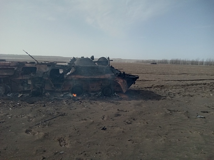 БТР сгорели прямо в поле, причем были поражены в корму, взрывом вышибло люки