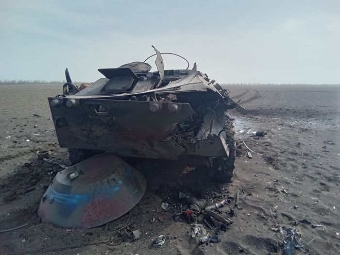 Скорее всего БТР какое то время ехал по инерции, потому его оторванная башня оказалась под ним