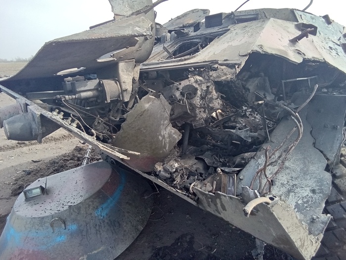 Снаряд просто вылетел с это стороны похоже