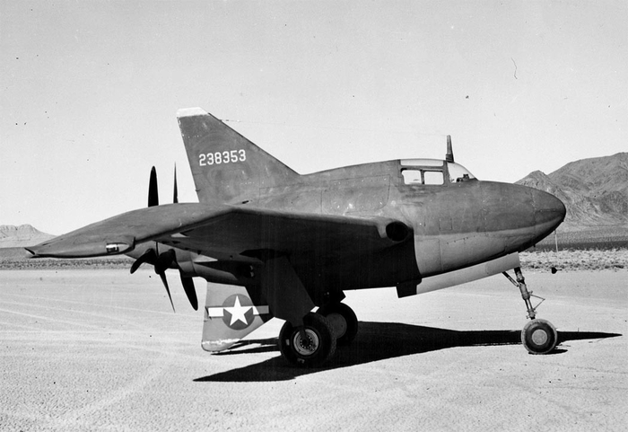 Чтобы летчика не порубило в фарш при аварийном покидании, предусмотрели отстрел лопастей пиропатронами.