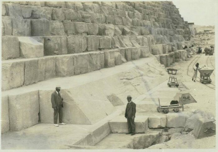 Группа исследователей изучает каменную кладку в 1925 году