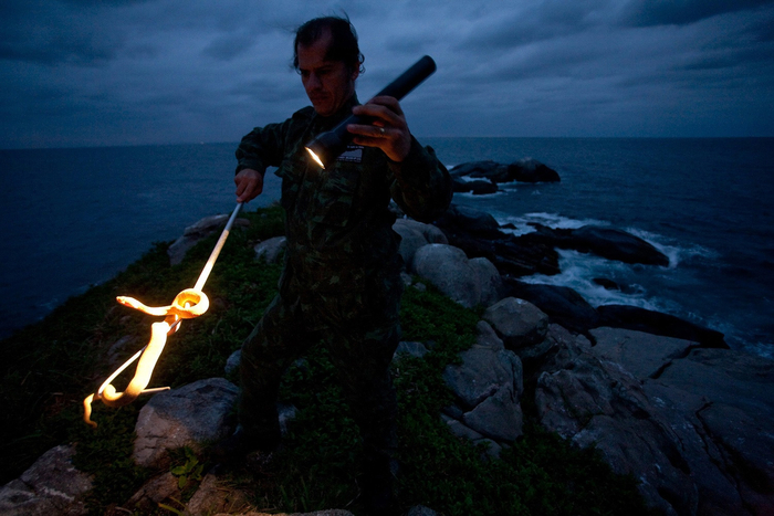 Кроме учёных и военных на остров пробираются браконьеры. Они вылавливают змей, чтобы добыть из них яд — он ценится в народной медицине.