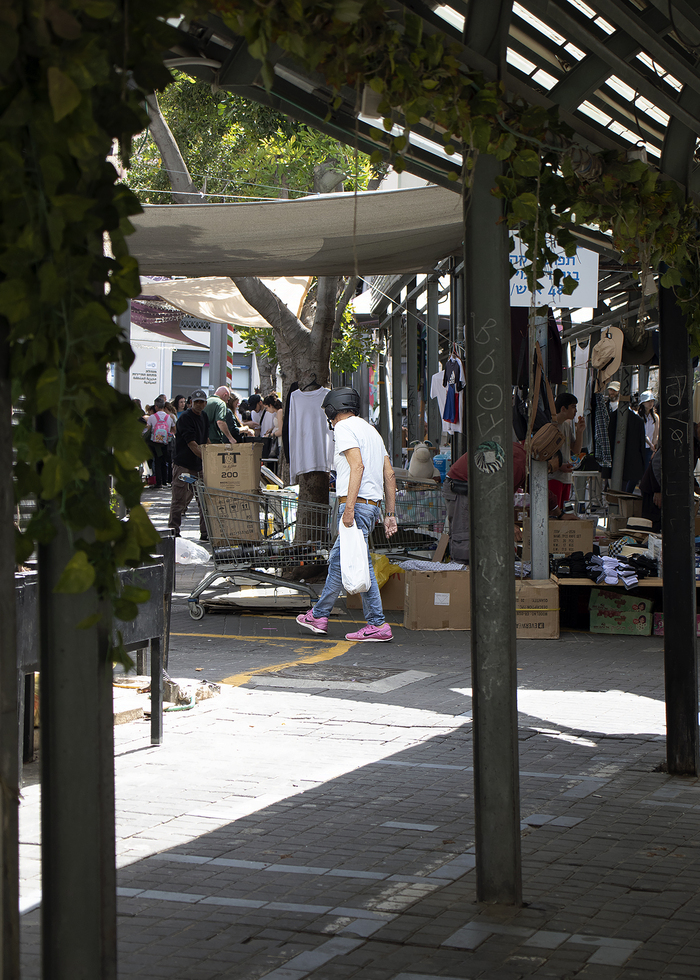 Кто же ходит на рынок без шлема?