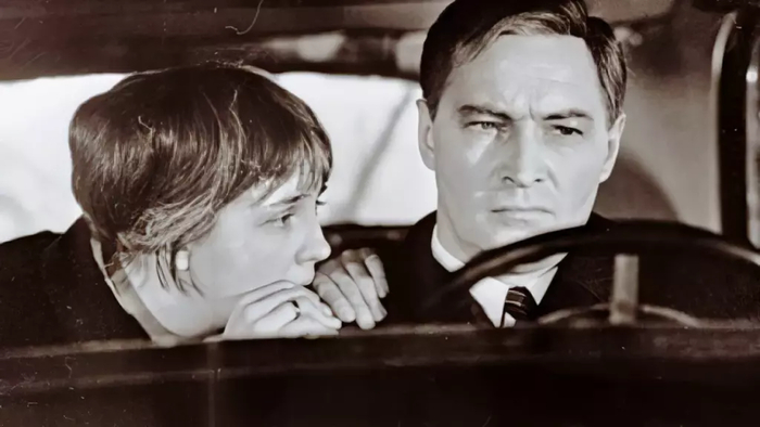 Киноляп: обручальное кольцо у Кэт на пальце правой руки, тогда как немцы их всегда носили на левой