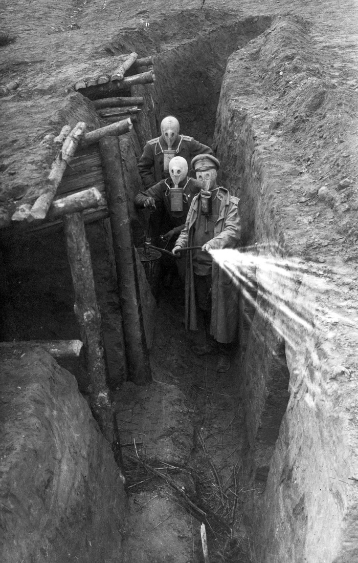 Российские бойцы проводят дегазацию. Технически можно было смыть и иприт, но дело это непростое - с тела нужно его смыть очень хорошо, иначе всё равно будут волдыри