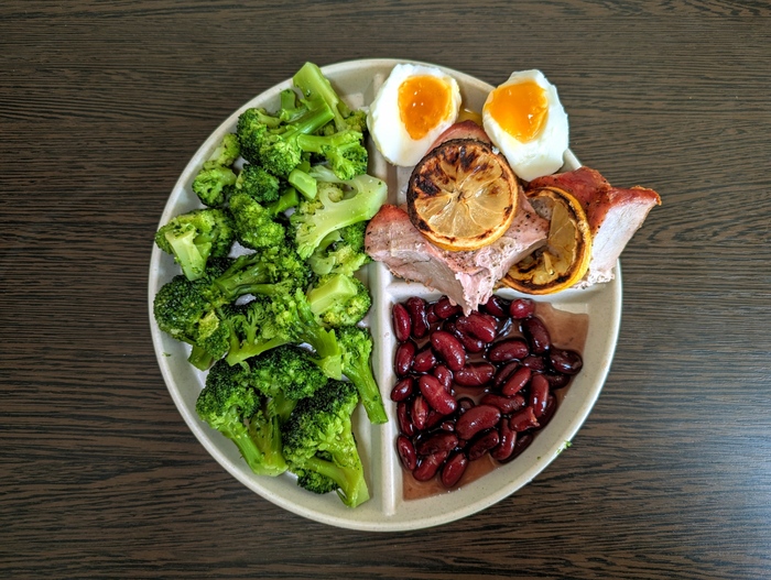 Тарелка может выглядеть вот так, с учетом того, что в фасоли есть добавленный сахар