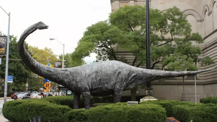 Скульпторы любят эксплуатировать тему динозавров, но даже этих доисторических животных нельзя считать самыми большими живыми организмами на Земле