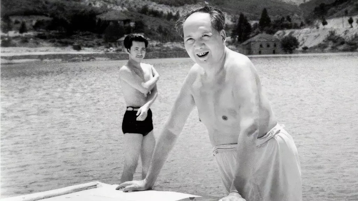 Мао Цзэдун купается в реке Янцзы, 1961 год