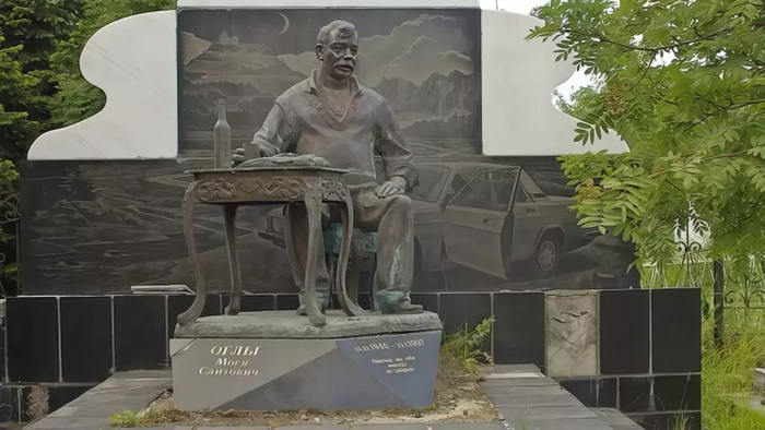 Цыганские монументы выполнены с особой тщательностью к деталям