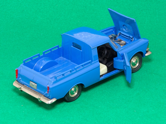 Рис. 8. Саратовская модель автомобиля «Москвич»-Пикап с правым расположением рулевого колеса с открытыми дверьми и капотом